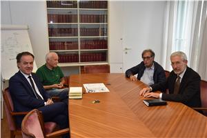 Der Generaldirektor und der Vize Präsident des Wohnbauinstitutes während  einer Aussprache mit den Vertretern des Vereines AUSER Orfeo Donatelli und Elio Fonti .