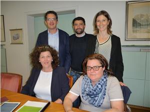 Bild: sitzend Sabine Frei, Barbara Tschenett, stehend  Heiner Schweigkofler, Luca Talluri, Alessandra Busato